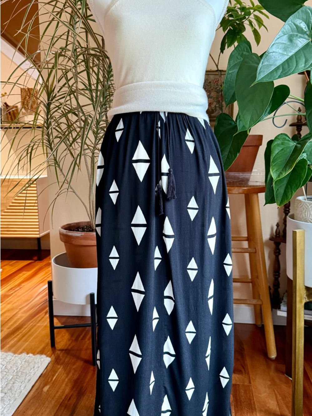 2 pcs outfit H&M Black & White Geometric Maxi Skirt and Off White Cashmere Top